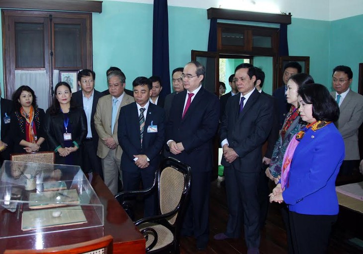 Vietnam Fatherland Front President offers incense in tribute to President Ho Chi Minh  - ảnh 1